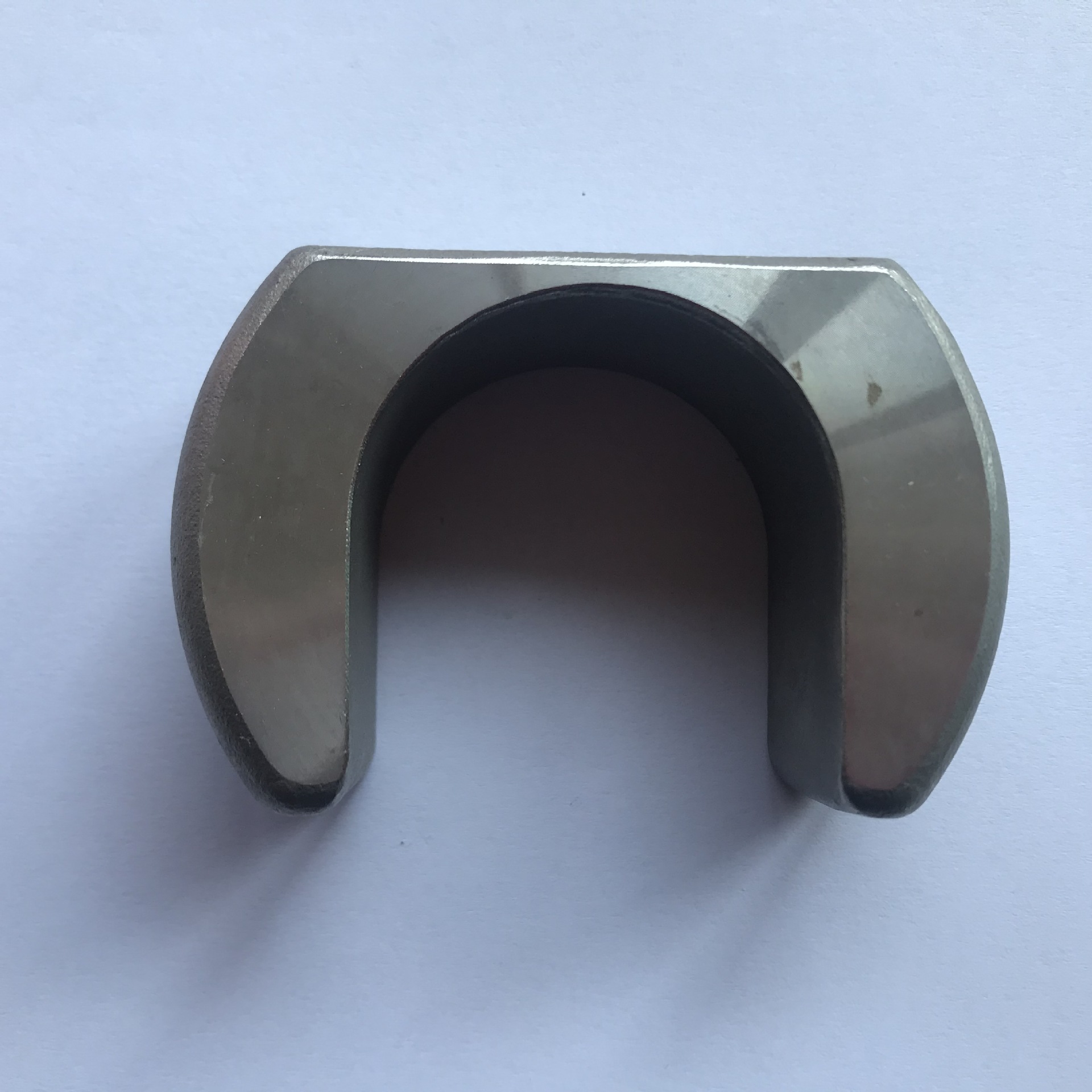 Hvad er årsagen til delaminering i skallen lavet af vandglassand under investeringsstøbningsprocessen?