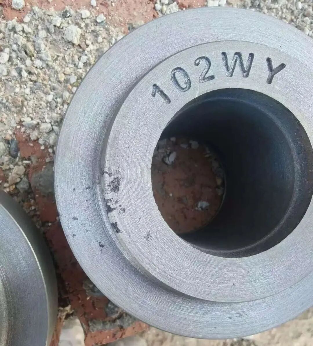 Hvad er kendetegnene ved sandskylningsfejl ved fremstilling af grå støbejernsdele ved brug af grønt sand? Hvad er forskellen mellem slagge øjenfejl?