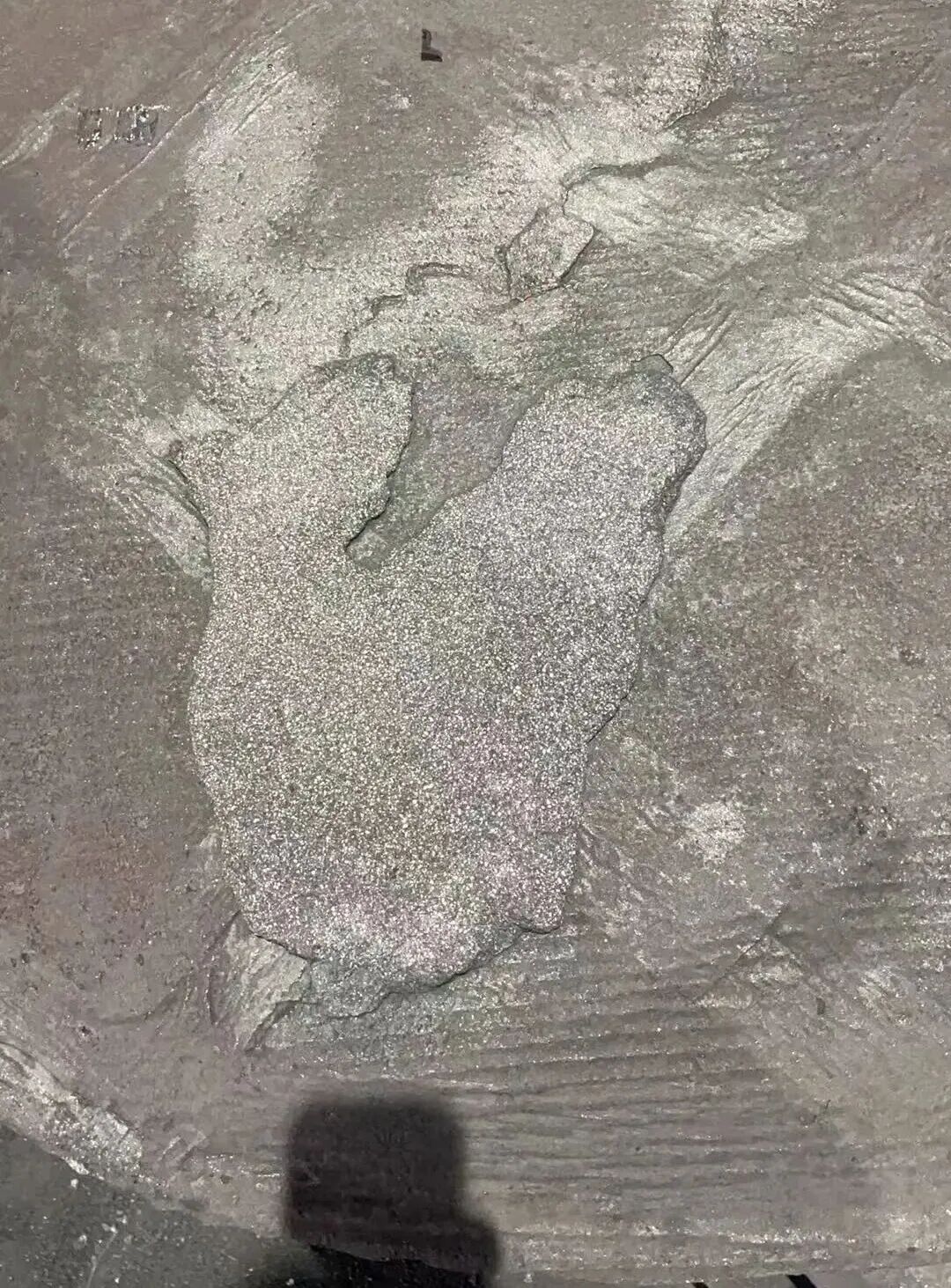 Hvordan kan defekter som sandbumser på den øverste overflade af grå støbejernsdele fremstillet ved harpikssandstøbning løses?